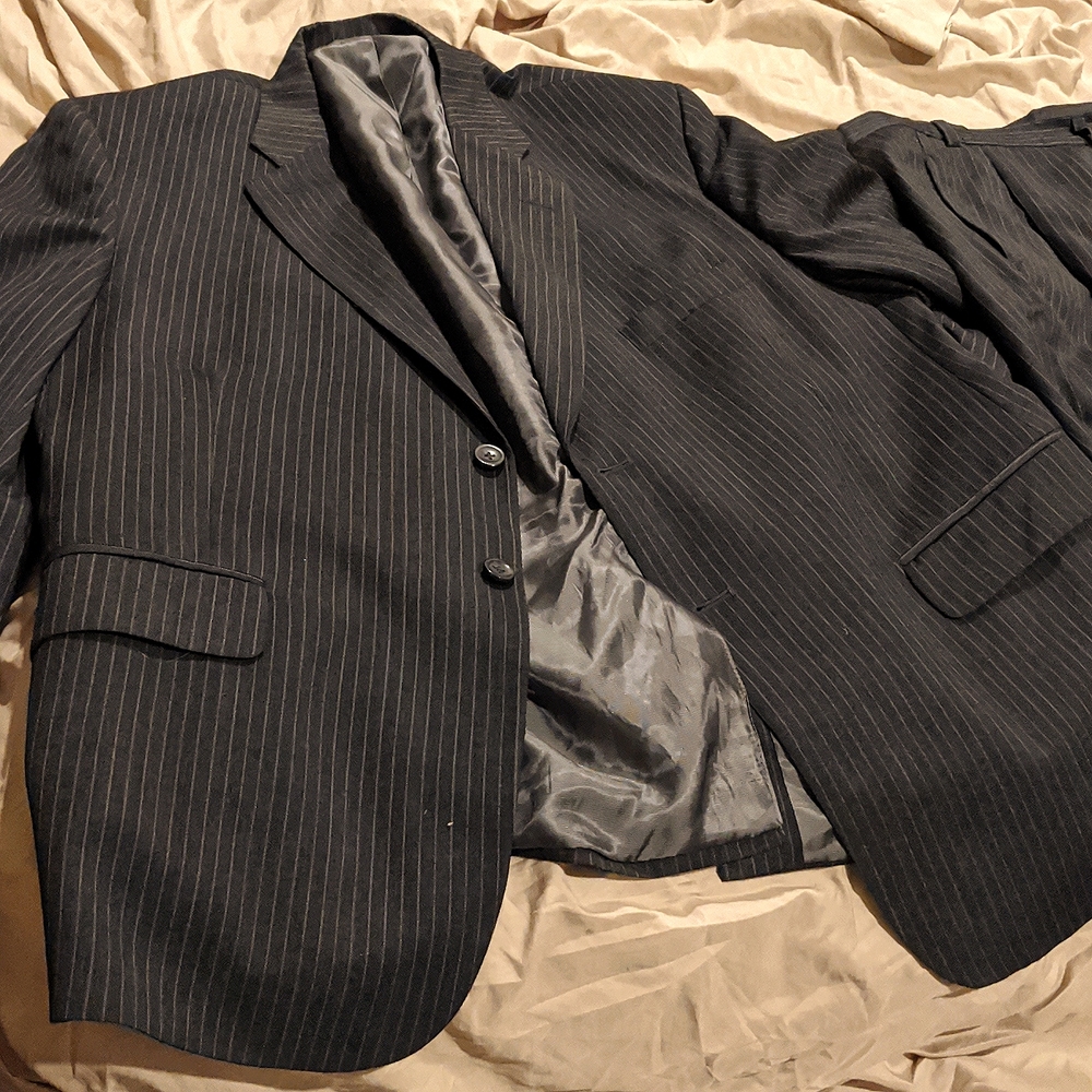 J. Ferrar dark gray pinstripe suit with pants size 46s